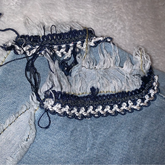 🩳 Embroidered Jean Shorts with Cutouts - Picture 3 of 3